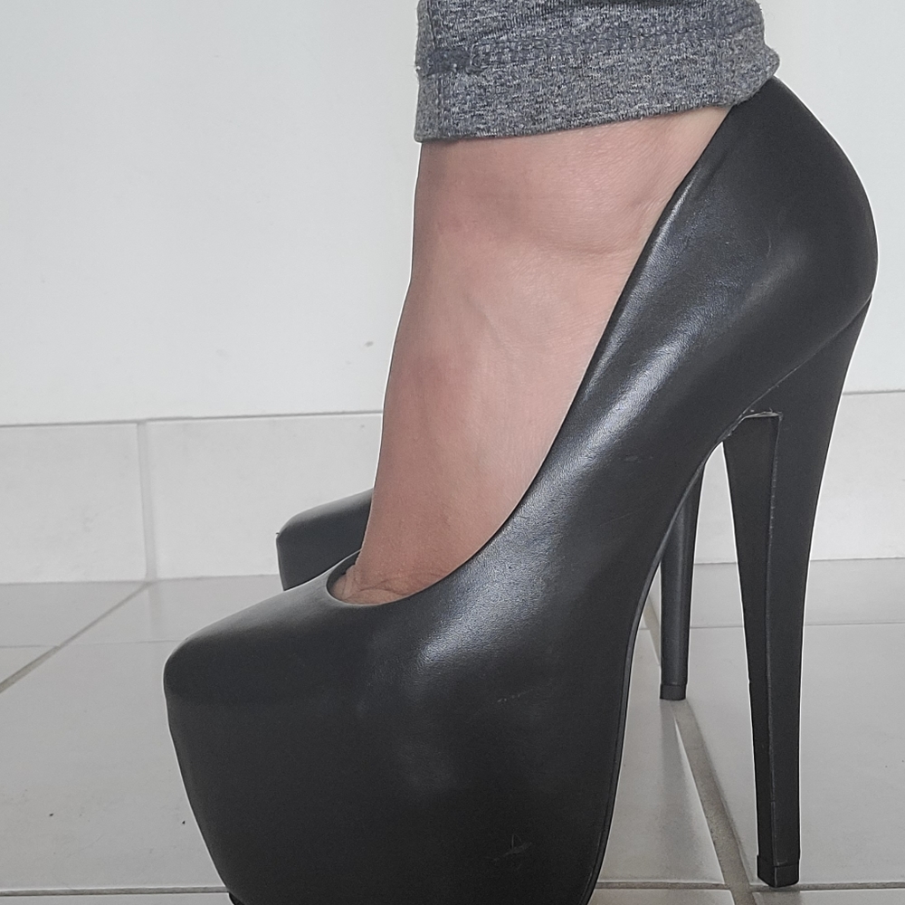 Studio TMLS black platform heels sz 7